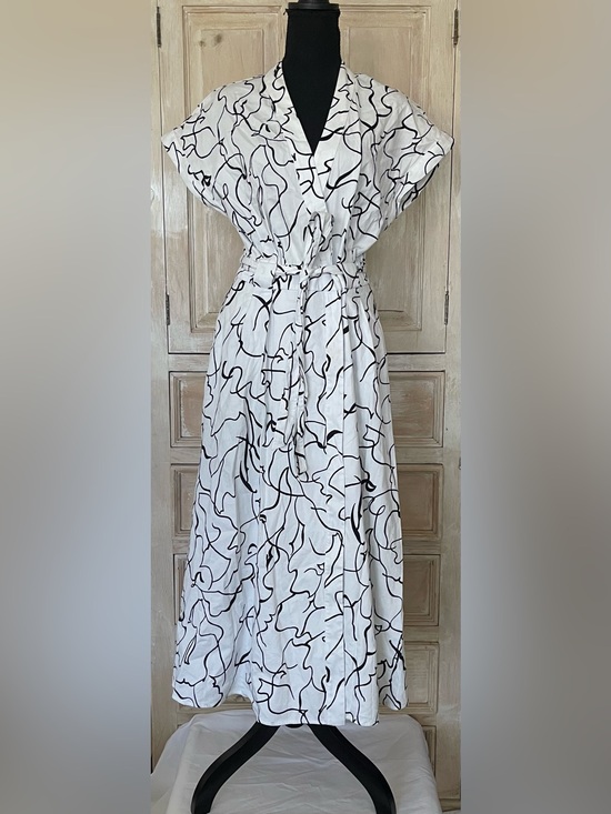 Elie Tahari Dresses & Skirts - Elie Tahari White Abstract Print Wrap Maxi Dress Belted Kimono Sleeve Size 6